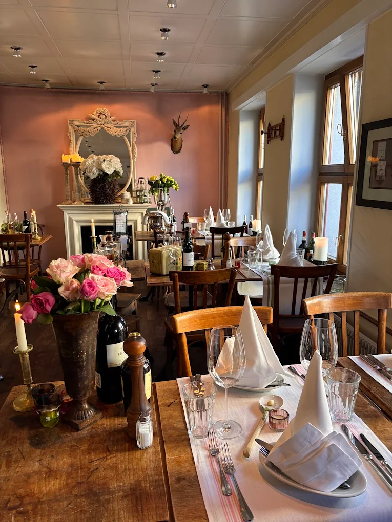 Gedeckter Tisch mit Rosen und Kerzenlicht