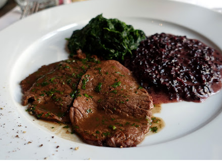 Geschmortes Fleisch mit Rotkraut und Spinat