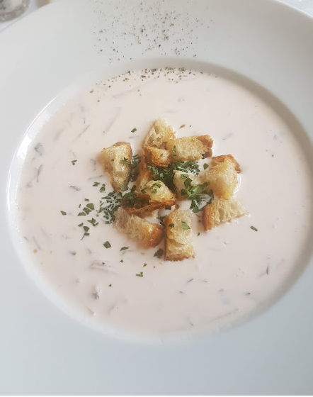 Cremige Suppe mit Croûtons